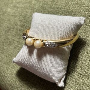 Elegant Gold and Pearl Women's Bracelet